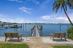 Malyn 107, Waterfront Condo, short walk to beach